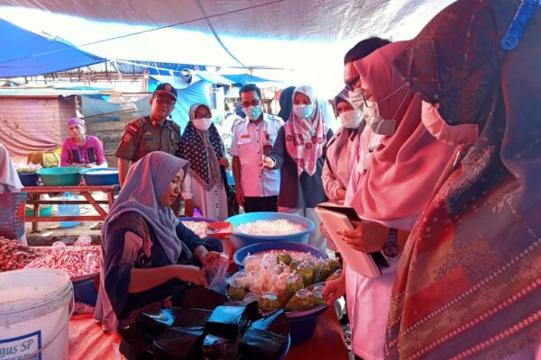 Pengambilan Sampel Makanan di Pasar Sungai Sariak